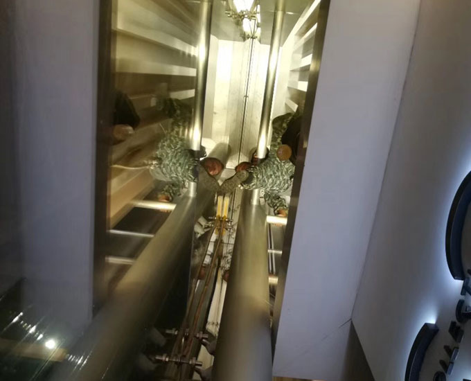 鋼結構內(nèi)部狹小地方清潔